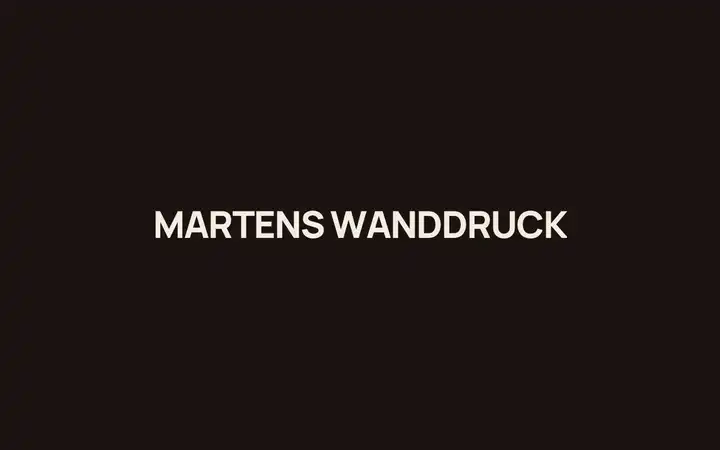 Website von Martens Wanddruck: Die Wortmarke öffnet sich als Druckfeld und geht in das Hero-Video über – gebaut von KJC Digital