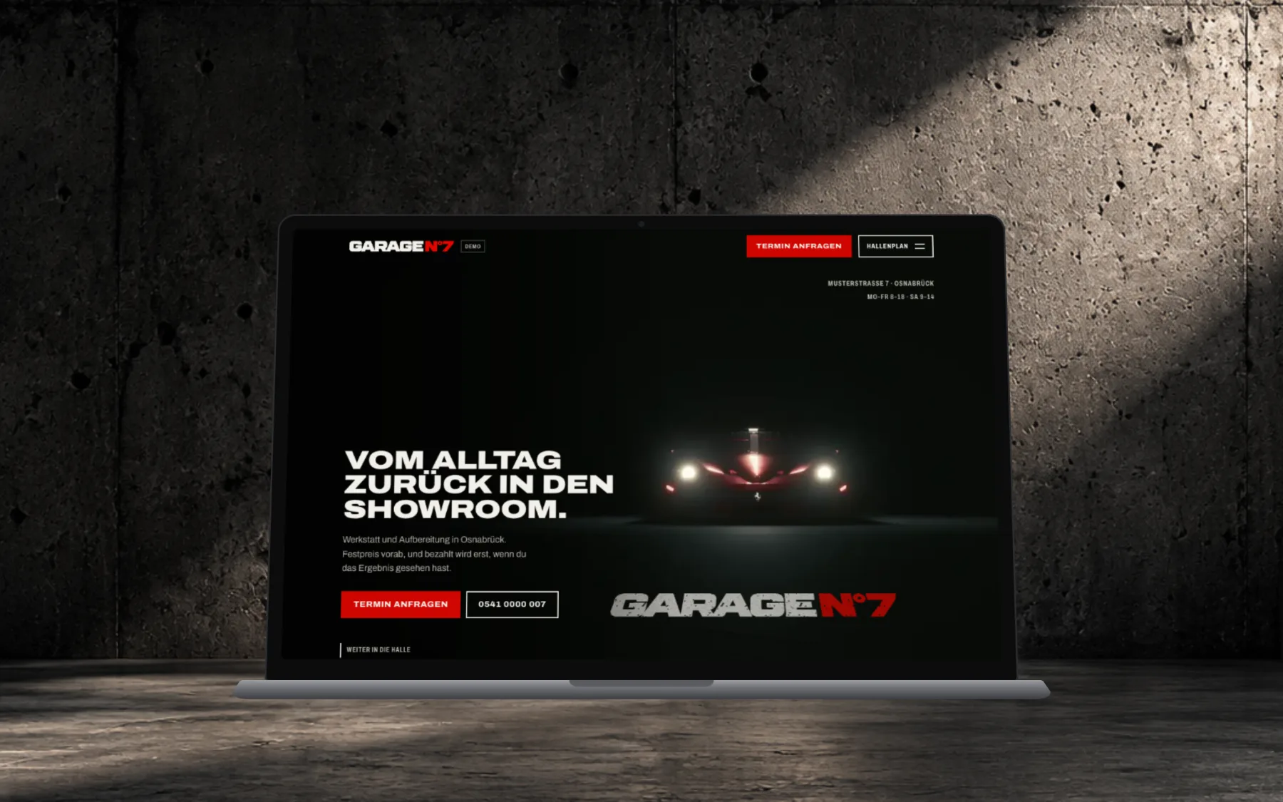 Laptop auf einem Schreibtisch, auf dem Bildschirm die Startseite der Demo Garage N°7 mit dunkler Halle und rotem Licht