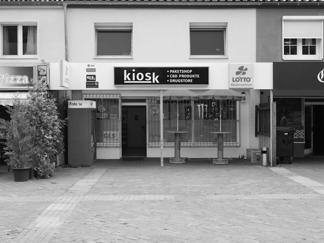 Schaufenster von KIOS KIOSK am Dammer Hof in Osnabrück mit LOTTO- und Paketshop-Schild