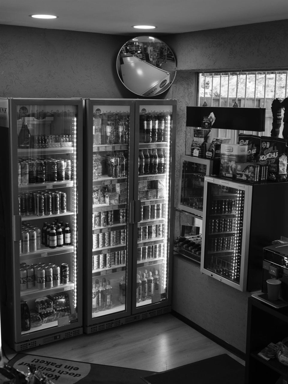 Getränkekühlung mit beleuchteten Kühlschränken im KIOS KIOSK