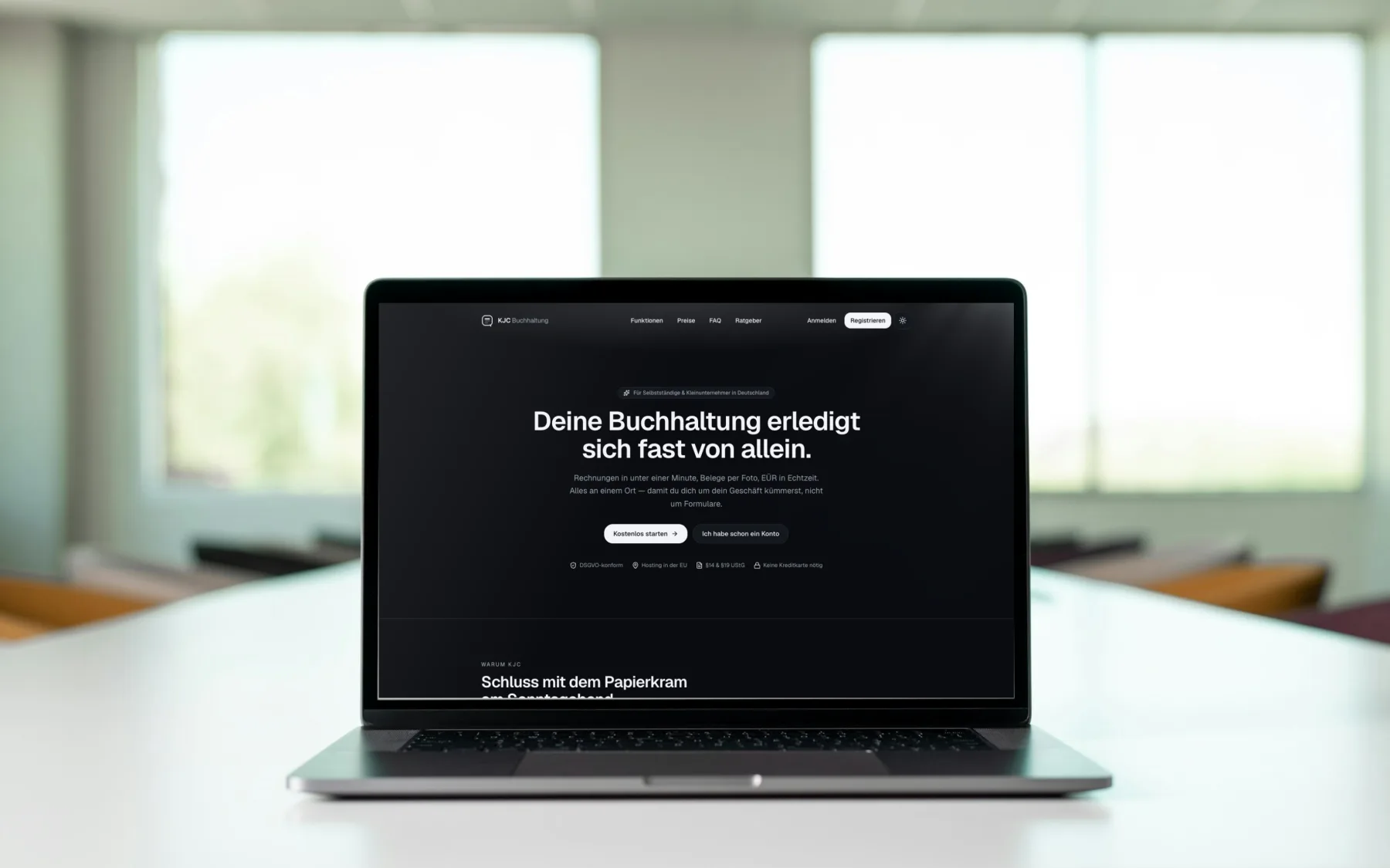 Website von KJC Buchhaltung auf einem Laptop, in einer Raumszene fotografiert