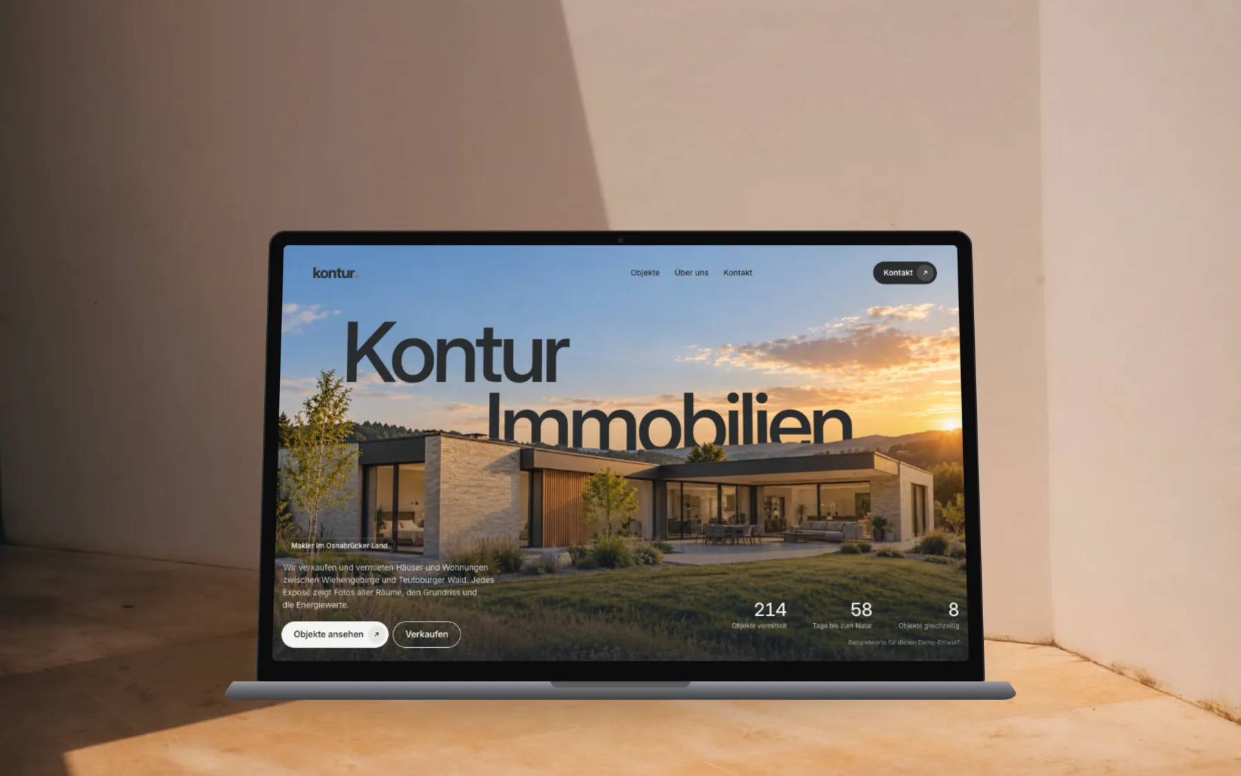 Laptop auf einem Schreibtisch, auf dem Bildschirm die Startseite der Demo Kontur Immobilien mit einem Haus in der Abendsonne