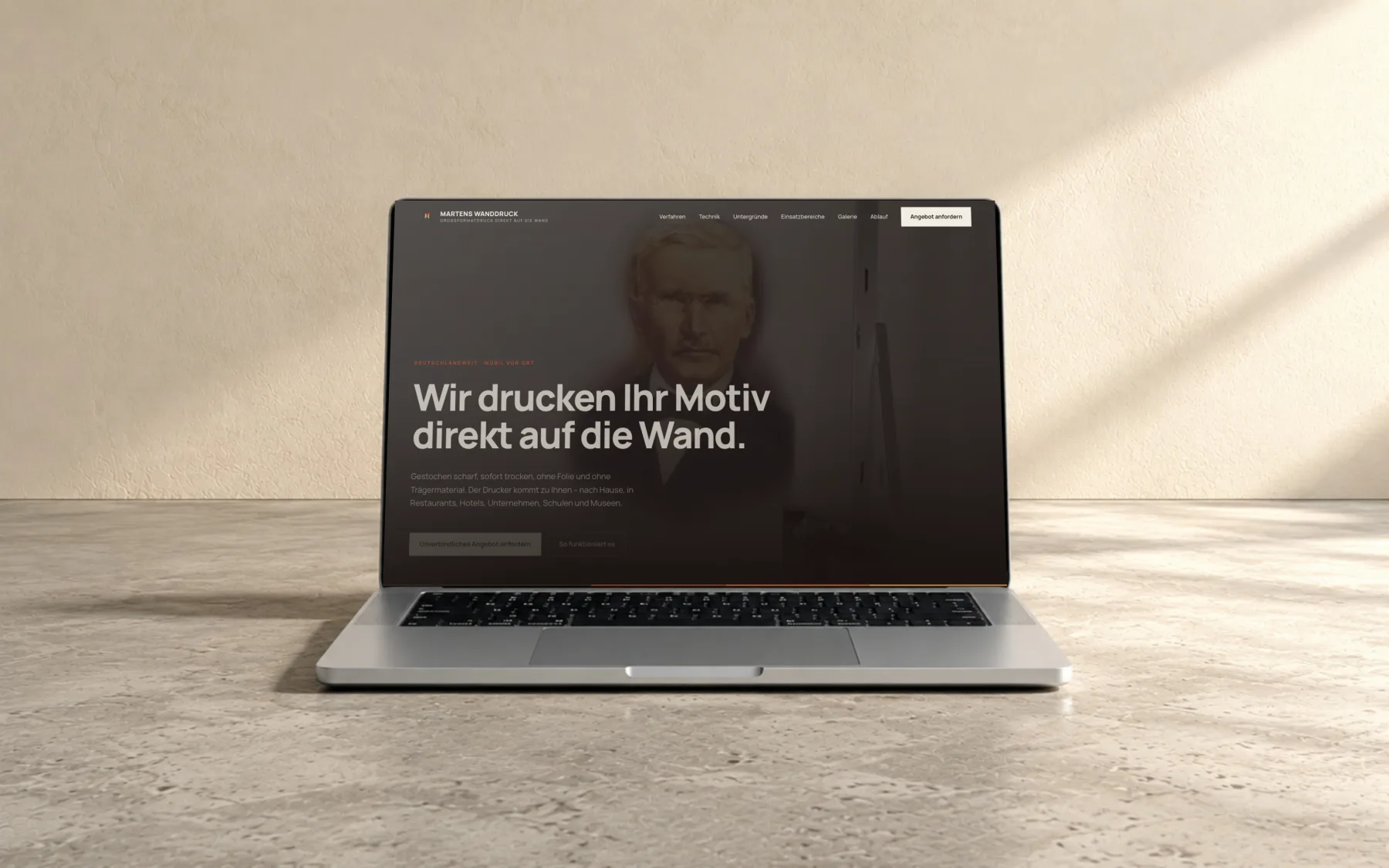 Website von Martens Wanddruck auf einem Laptop, in einer Raumszene fotografiert