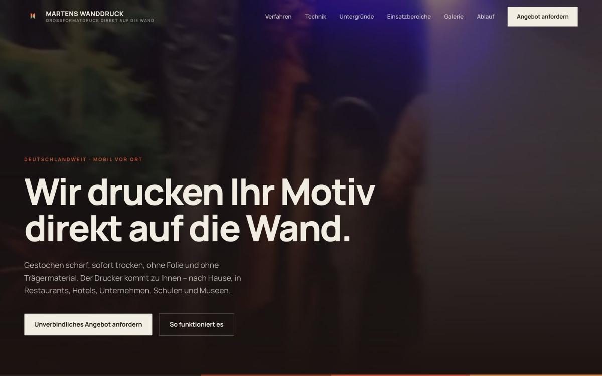Startseite von martens-wanddruck.de: Video-Hero mit der Überschrift „Wir drucken Ihr Motiv direkt auf die Wand“