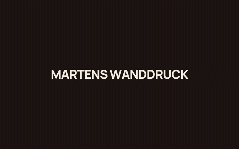 Intro-Animation von martens-wanddruck.de: Die Wortmarke Martens Wanddruck öffnet sich, zeigt Kundenmotive und geht in das Hero-Video über