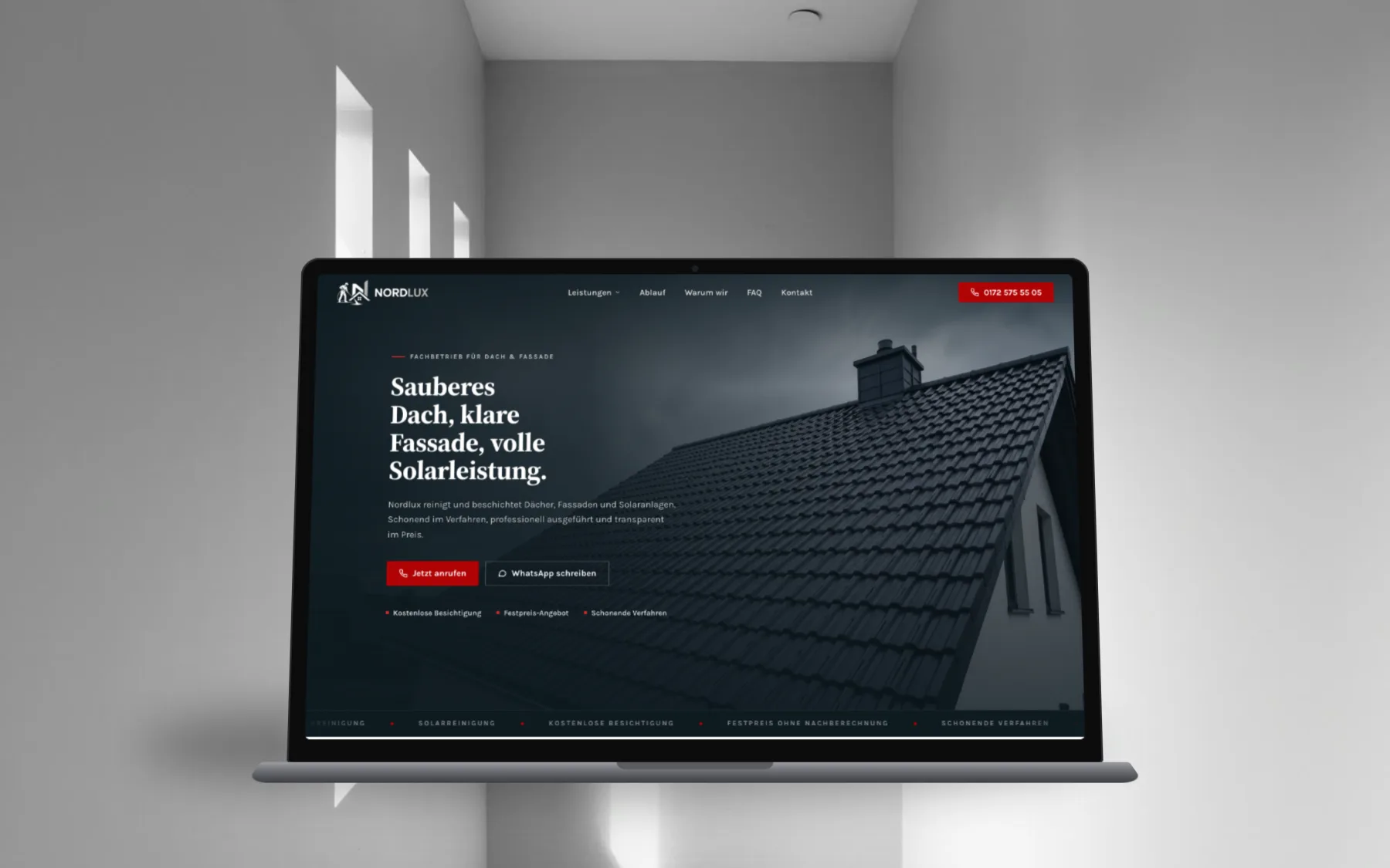 Website von Nordlux Dach & Fassade auf einem Laptop, in einer Raumszene fotografiert